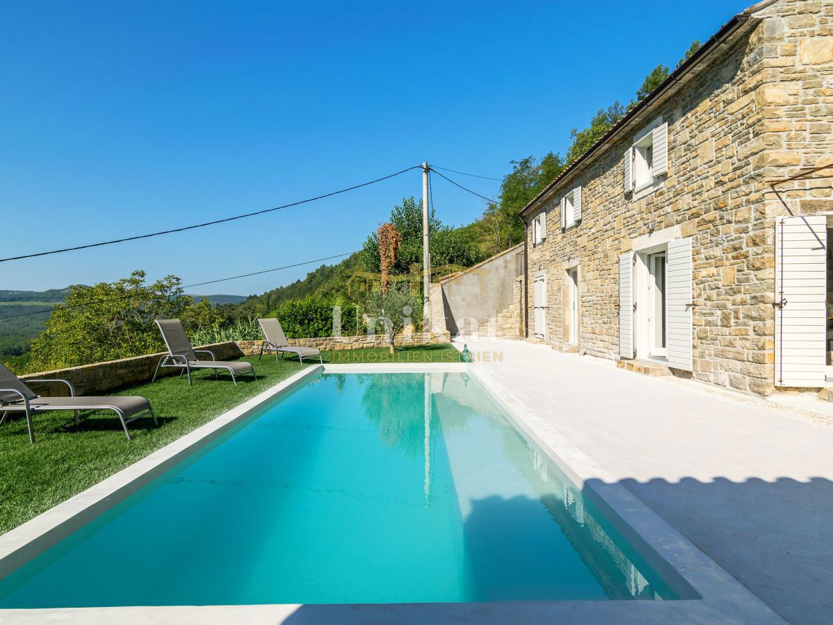 Kamena hiša z razgledom na naravo